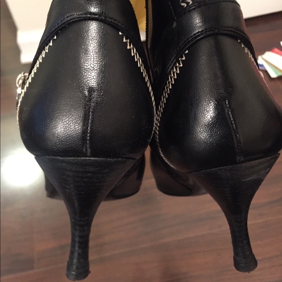 Black pointed toe booties - Picture 6 of 8